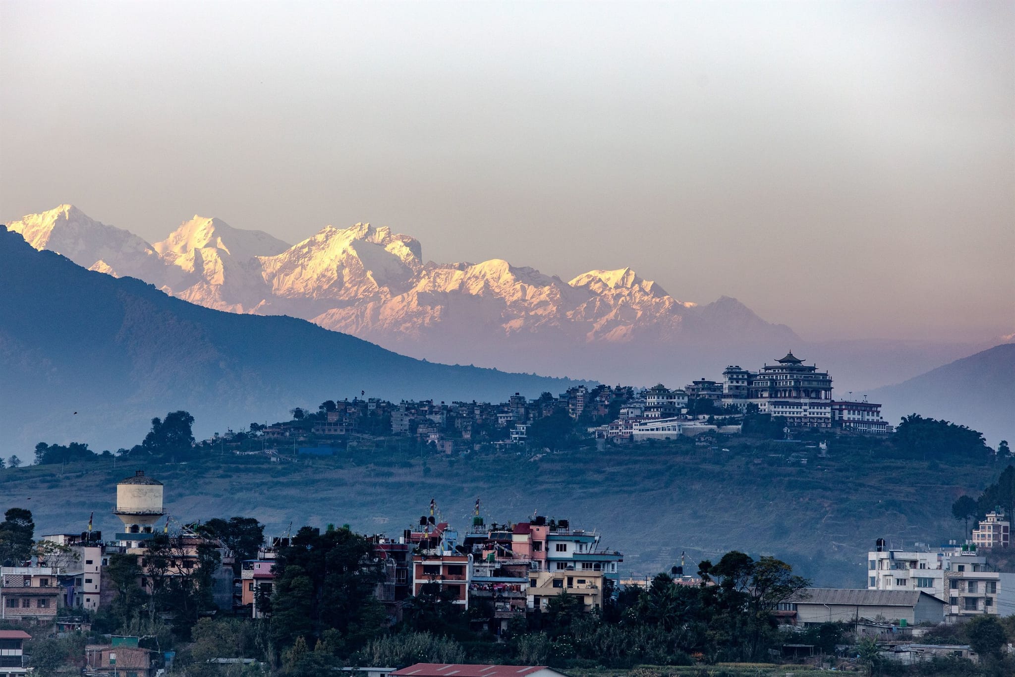 Amanecer sobre la cordillera del Himalaya y un pueblo de Nepal